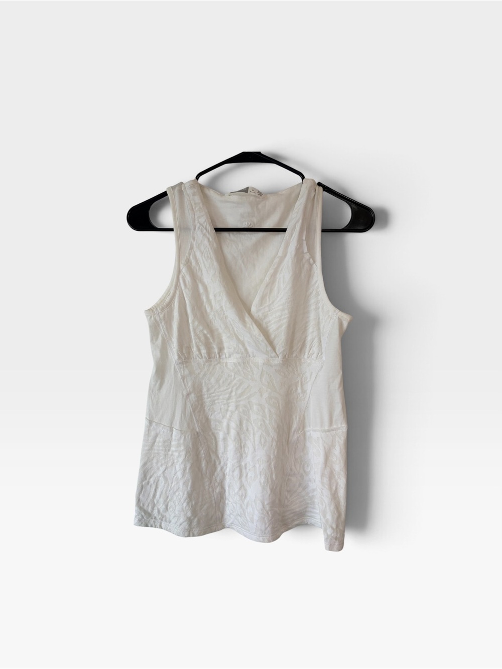 ✨ Vintage Athleta White Crinkle Gathered V-Neck Tank Top